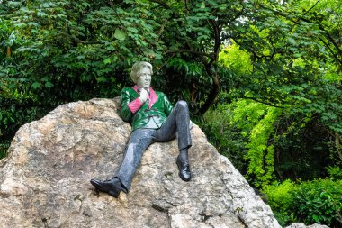 Merrion Meydanı Parkı, Dublin, İrlanda Oscar Wilde Anıtı. İrlandalı şair ve oyun yazarı ünlü heykeli