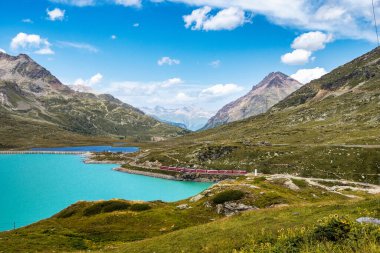 Bernina Ekspres treni Ospizio Bernina 'daki Beyaz Göl' de, yukarı Engadin, Graubuenden, Grisons, İsviçre.