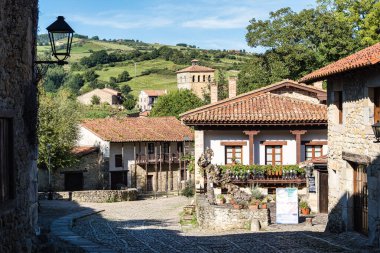 Plaza de Santillana del Mar içinde Belediye Başkanı, Cantabria, İspanya. Santillana del Mar ana meydanında tipik mimari