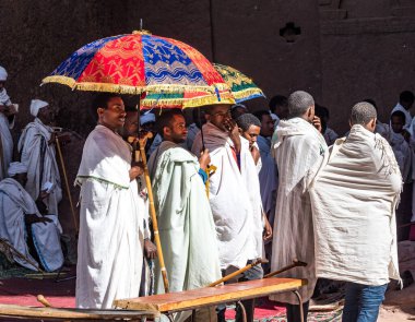 Lalibela, Etiyopya - 13 Şubat 2020: Bet Maryam Kilisesi 'nde Etiyopya halkı, Lalibela, Etiyopya Afrika' da St. Mary Kilisesi