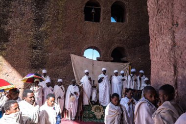 Lalibela, Etiyopya - 13 Şubat 2020: Bet Maryam Kilisesi 'nde Etiyopya halkı, Lalibela, Etiyopya Afrika' da St. Mary Kilisesi