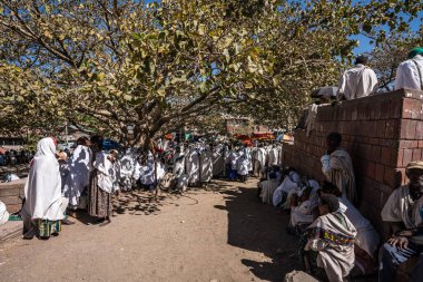 Lalibela, Etiyopya - 13 Şubat 2020: Bet Maryam Kilisesi 'nde Etiyopya halkı, Lalibela, Etiyopya Afrika' da St. Mary Kilisesi