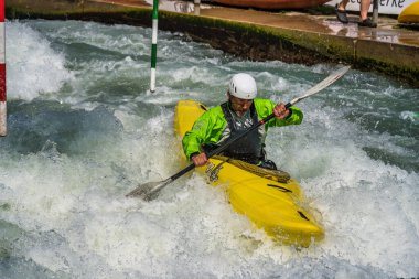 Augsburg, Almanya - 16 Haziran 2019 Whitewater kano sporu, aşırı kano sporu. Augsburg Almanya 'sında Eiskanal' da kano süren bir adam.