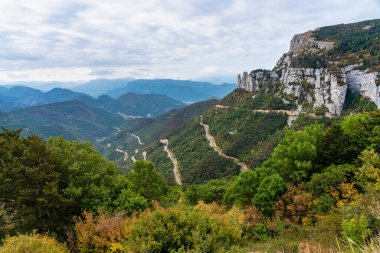 Fransız kırsalında. Albay de Rousset. Vercors 'un tepelerinin panoramik manzarası, Marly Hills ve vadi Val de Drome, Fransa