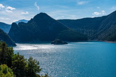 Verdon Nehri ve Gorge yakınlarındaki Lac de Castillon manzaralı Saint-Julien-du-Verdon, Provence, Fransa