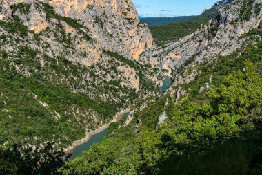 Verdon Gorge, Gorges du Verdon, Fransız Alpleri, Provence, Fransa 'da turkuaz yeşili kıvrımlı nehir ve yüksek kireçtaşı kayalarıyla ünlü kanyonun muhteşem manzarası.