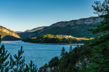 Verdon Nehri ve Gorge yakınlarındaki Lac de Castillon manzaralı Saint-Julien-du-Verdon, Provence, Fransa