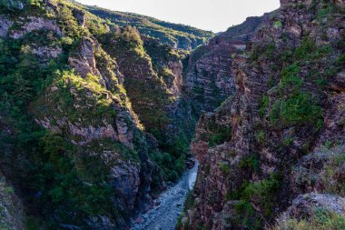 Gorges de Daluis veya var nehrinin oluşturduğu kayaların renginden dolayı yerel halk tarafından 