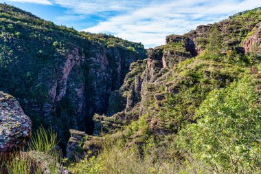 Gorges de Daluis veya var nehrinin oluşturduğu kayaların renginden dolayı yerel halk tarafından 