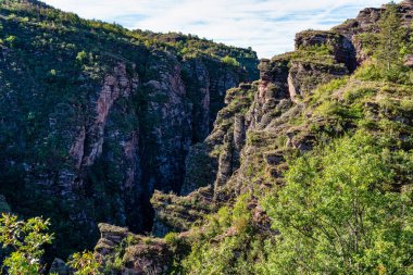 Gorges de Daluis veya var nehrinin oluşturduğu kayaların renginden dolayı yerel halk tarafından 
