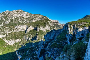 Verdon Gorge, Gorges du Verdon, Fransız Alpleri, Provence, Fransa 'da turkuaz yeşili kıvrımlı nehir ve yüksek kireçtaşı kayalarıyla ünlü kanyonun muhteşem manzarası.