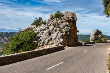 Verdon Gorge, Gorges du Verdon, Fransız Alpleri, Provence, Fransa 'da turkuaz yeşili kıvrımlı nehir ve yüksek kireçtaşı kayalarıyla ünlü kanyonun muhteşem manzarası.