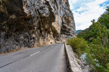 Verdon Gorge, Gorges du Verdon, Fransız Alpleri, Provence, Fransa 'da turkuaz yeşili kıvrımlı nehir ve yüksek kireçtaşı kayalarıyla ünlü kanyonun muhteşem manzarası.