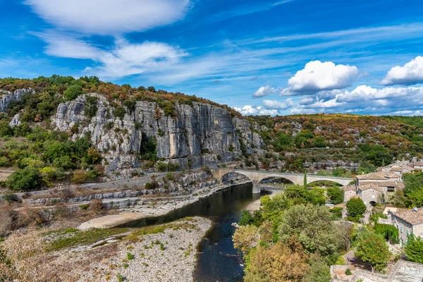 Ponte Sobre Rio Ardeche Perto Antiga Aldeia Balazuc Que Reconhecido — Fotografia de Stock