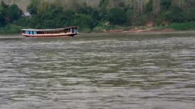 Mekong Nehri, Luang Prabang, Laos civarındaki tipik teknelerden birinde tekne gezisi.