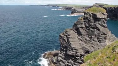 İrlanda, Clare 'deki Kilkee uçurumları. Batı Clare, İrlanda 'daki yarımada. Atlantik yolundaki ünlü plaj ve manzara.