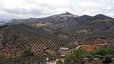 İspanyol geleneksel köyü Segura de la Sierra. Segura ve Las Villas Doğal Parkı, La Iruela, Jaen, İspanya