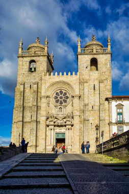 Porto, Portekiz - Nisan 01, 2020: Portekiz 'deki eski şehir merkezi Porto, Oporto, Avrupa