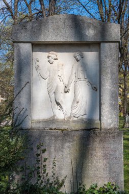 Münih, Almanya - 01 Kasım 2020: Tarihi mezar taşlarıyla ünlü Münih Eski Kuzey Mezarlığı manzarası. Cenazeler 1944 'ten beri burada yapılmadı. Bunun yerine mezarlık bir park olarak kullanılıyor..