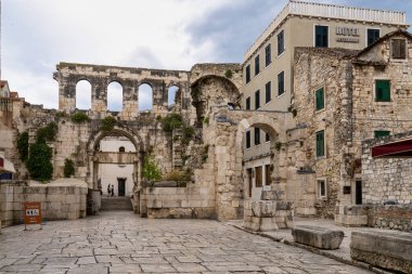 Split, Hırvatistan - 22 Haziran 2020: Hırvatistan 'ın Split kentindeki Diocletian Sarayı' nın doğu girişi