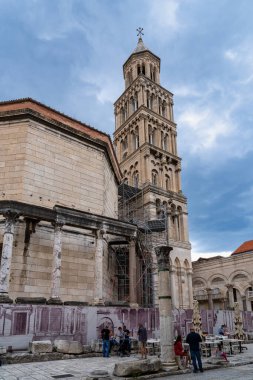 Split, Hırvatistan - 22 Haziran 2020: Hırvatistan 'ın Split kentindeki Diocletian Sarayı' nın antik Saint Domnius Katedrali cephesi