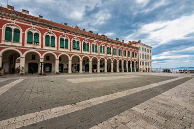 Split, Hırvatistan - 22 Haziran 2020: Hırvatistan Cumhuriyeti Meydanı, Hırvatistan 'ın Split kentinde Prokurative olarak da bilinir.