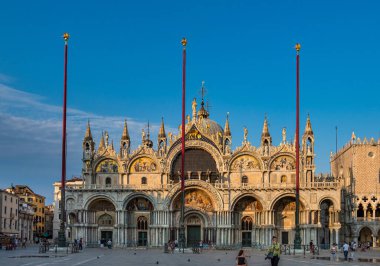 Venedik, İtalya - 29 Haziran 2020: St. Mark Meydanı, San Marco St. Mark Bazilikası, Campanile Katedrali ve Doge Sarayı 'nın ikonik görüntüleriyle Venedik' in turistik kalbidir.
