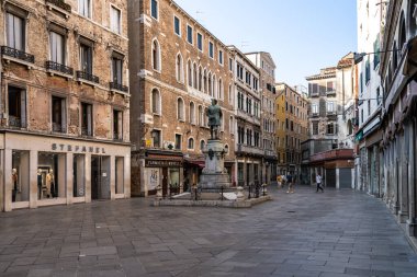 Venedik, İtalya - 30 Haziran 2020: Büyük Venedikli oyun yazarı Carlo Goldoni 'nin Piazza Campo San Bartolomeo' daki heykeli, 1883 yılında mimar Antonio del Giotto - Venedik, İtalya