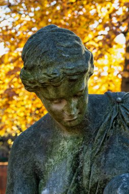 Münih, Almanya - 01 Kasım 2020: Tarihi mezar taşlarıyla ünlü Münih Eski Kuzey Mezarlığı manzarası. Cenazeler 1944 'ten beri burada yapılmadı. Bunun yerine mezarlık bir park olarak kullanılıyor..