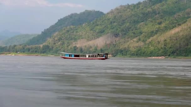 Passeio Barco Dos Barcos Típicos Área Rio Mekong Luang Prabang — Vídeo de Stock