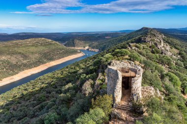 Extremadura İspanya 'nın Caceres eyaletindeki Monfrague Ulusal Parkı Kalesi.