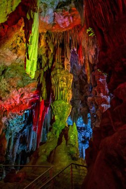 Cebelitarık 'taki Yukarı Kaya Doğa Koruma Alanı. Cebelitarık 'taki Yukarı Kaya Doğa Rezervi' nde bulunan renkli LED ışıklarıyla aydınlatılmış Eski Aziz Michaels Mağarası 'nı keşfediyoruz..