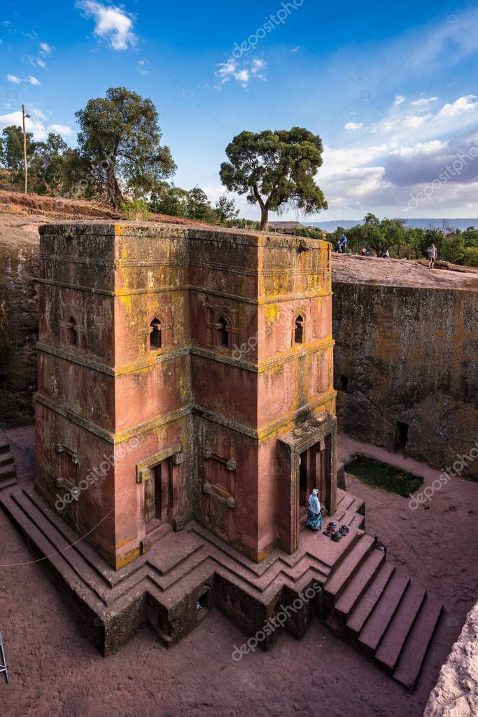 Lalibela, Etiopía - 13 de febrero de 2020: Pueblo etíope en la famosa iglesia de San Jorge - Bete Giyorgis en Lalibela, Etiopía. 2023 Lalibela, Etiopía - 13 de febrero de 2020: Pueblo etíope en la famosa iglesia de San Jorge - Bete Giyorgis en Lalibela, Etiopía. 2023