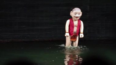Hanoi 'deki geleneksel Vietnam su kuklası gösterisi, su kuklaları, Hanoi, Vietnam.