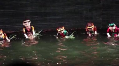Hanoi 'deki geleneksel Vietnam su kuklası gösterisi, su kuklaları, Hanoi, Vietnam.