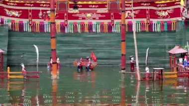 Hanoi 'deki geleneksel Vietnam su kuklası gösterisi, su kuklaları, Hanoi, Vietnam.