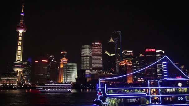 Turbåt Huangpu Floden Shanghai Med Pudong Distriktet Bakgrunden Pudong Distriktshus — Stockvideo