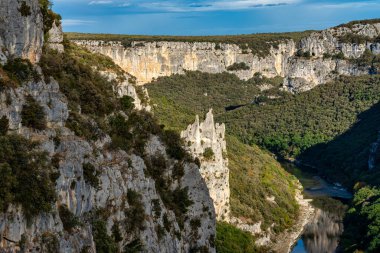 Le Garn köyünün ve Fransa 'daki Ardeche dağlarının manzarası