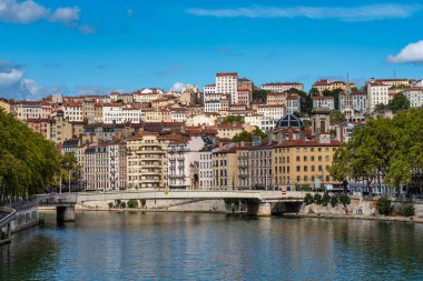 Saone Nehri 'nden Lyon şehri. Renkli evler ve nehirler, Avrupa' da Fransa.
