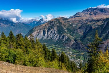 Auvergne-Rhone-Alpes, Fransa 'daki Le Bourg d' Oisans çevresindeki dağların manzara manzarası