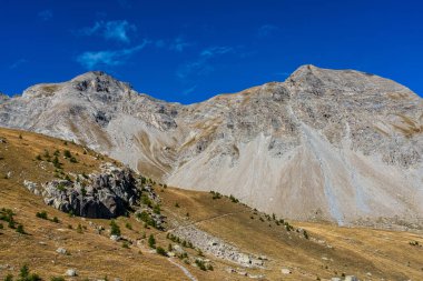 Col de la Cayolle 'un Fransa' daki Alpes-Maritimes dağlarındaki manzarası ve çevresi