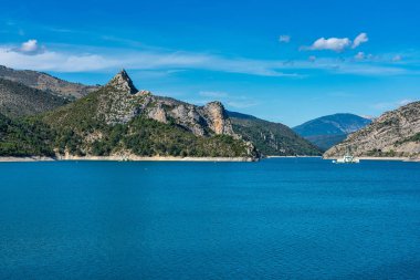 Verdon Nehri ve Gorge yakınlarındaki Lac de Castillon manzaralı Saint-Julien-du-Verdon, Provence, Fransa