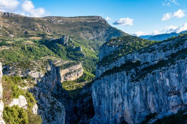 Verdon Gorge, Gorges du Verdon, Fransız Alpleri, Provence, Fransa 'da turkuaz yeşili kıvrımlı nehir ve yüksek kireçtaşı kayalarıyla ünlü kanyonun muhteşem manzarası.