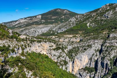 Verdon Gorge, Gorges du Verdon, Fransız Alpleri, Provence, Fransa 'da turkuaz yeşili kıvrımlı nehir ve yüksek kireçtaşı kayalarıyla ünlü kanyonun muhteşem manzarası.