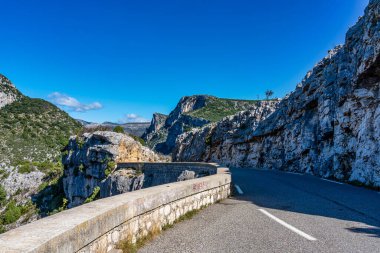 Verdon Gorge, Gorges du Verdon, Fransız Alpleri, Provence, Fransa 'da turkuaz yeşili kıvrımlı nehir ve yüksek kireçtaşı kayalarıyla ünlü kanyonun muhteşem manzarası.