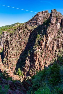 Gorges de Daluis veya var nehrinin oluşturduğu kayaların renginden dolayı yerel halk tarafından 