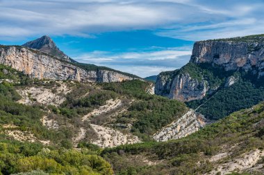 Verdon Gorge, Gorges du Verdon, Fransız Alpleri, Provence, Fransa 'da turkuaz yeşili kıvrımlı nehir ve yüksek kireçtaşı kayalarıyla ünlü kanyonun muhteşem manzarası.