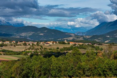 Fransa 'nın Rhone-Alpes bölgesindeki Menil Dağı' nın tepesinden Vercors Saint Maurice köyü yakınlarındaki Vercors dağ sırasının bulunduğu Trieves vadisinde manzara.