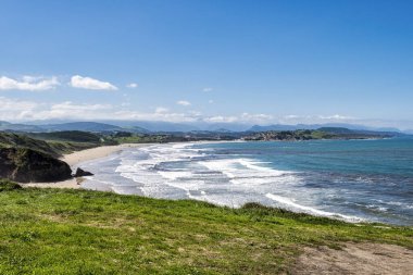 İspanya 'da San Vincente de la Barquera plajlı güzel bir manzara. İspanya 'nın kuzey kıyısında. Biscay Körfezi.