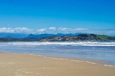 İspanya 'da San Vincente de la Barquera plajlı güzel bir manzara. İspanya 'nın kuzey kıyısında. Biscay Körfezi.